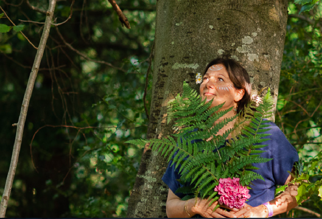estelle gros plan contre l'arbre